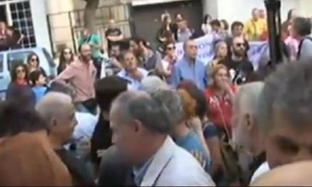 Επεισόδια στην Καλλιθέα: Στελέχη του ΣΥΡΙΖΑ αρπάχτηκαν με εκπαιδευτικούς