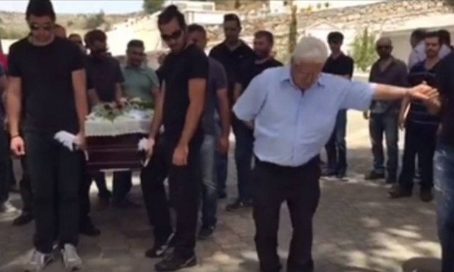 Κρήτη: Έστησαν χορό δίπλα απ΄ το φέρετρο για να αποχαιρετίσουν σπουδαίο λυράρη