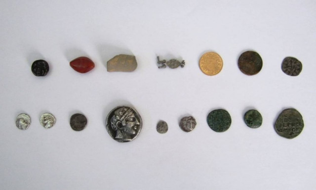 Αχαΐα: Χειροπέδες σε αρχαιοκάπηλους που ερευνούσαν αρχαιολογικούς χώρους (pics)