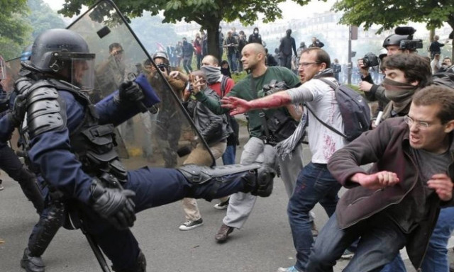 France labour dispute: Hollande digs in as rail strike looms