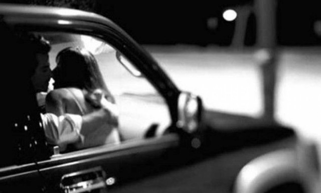 Η αστυνομία προειδοποιεί: Ποτέ σεξ στο αυτοκίνητο χωρίς... χειρόφρενο!