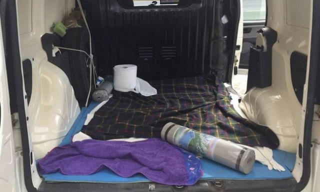 Επεισόδια στη δίκη του παιδεραστή με το βαν - Του πέταξαν μπουκάλι και τον έβρισαν