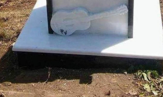 Παντελής Παντελίδης: Το εικονοστάσι που έφτιαξαν θαυμαστές του στο σημείο που πέθανε (photo)