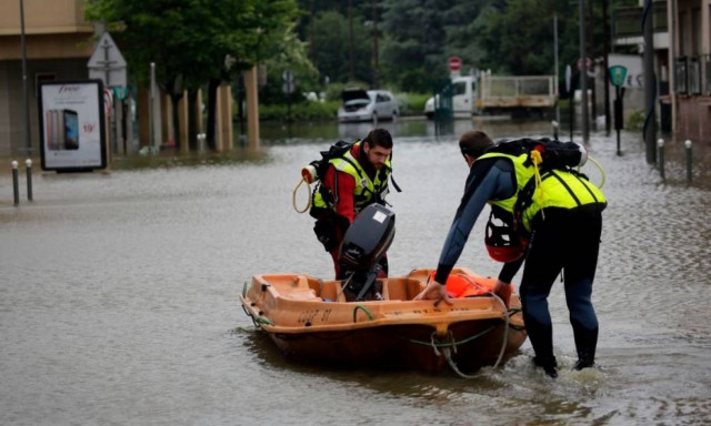 Μία νεκρή από τις πλημμύρες στο Παρίσι (pics+video)