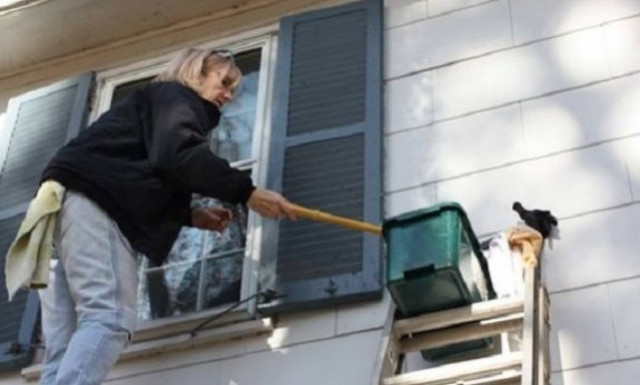 Πώς θα καθαρίσετε σωστά τα παντζούρια του σπιτιού σας