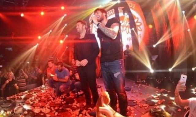 Χαμός στην πίστα: Ο Πρίντεζης τραγούδησε Παντελίδη και «έπεσε» το μαγαζί (video)