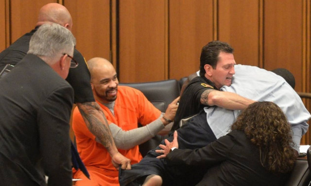 Συγκλονιστικό βίντεο: Πατέρας επιτίθεται στον προκλητικό δολοφόνο της 18χρονης κόρης του