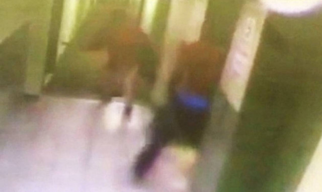 Βίντεο: Σκότωσε με λοστό τον επίδοξο βιαστή της γυναίκας του (ΣΚΛΗΡΕΣ ΕΙΚΟΝΕΣ)