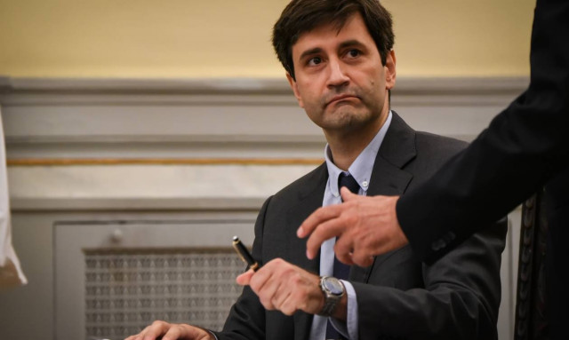 Παραδέχεται υφεσιακές συνέπειες από τα μέτρα ο Χουλιαράκης