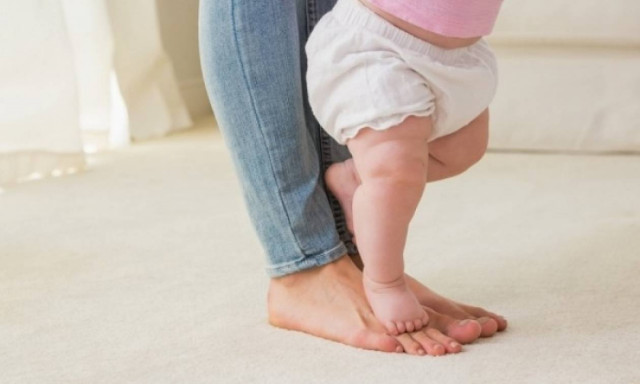 Άργησε να περπατήσει το μωρό; Από τι κινδυνεύει ως ενήλικας