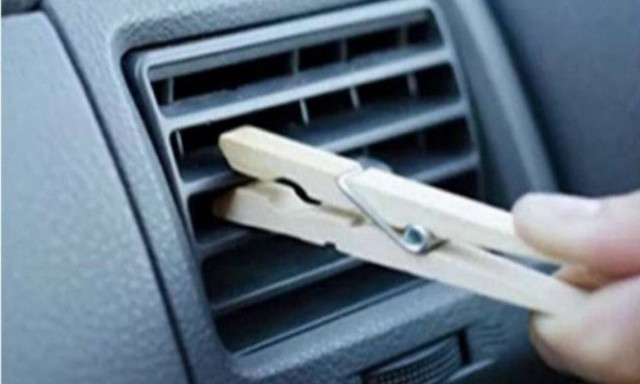 Απίστευτο: Βάζει ένα μανταλάκι στο αυτοκίνητο - Ο λόγος θα σας εκπλήξει!