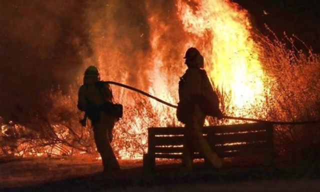 ΗΠΑ: Πύρινη κόλαση στα περίχωρα του Λος Άντζελες (pics)