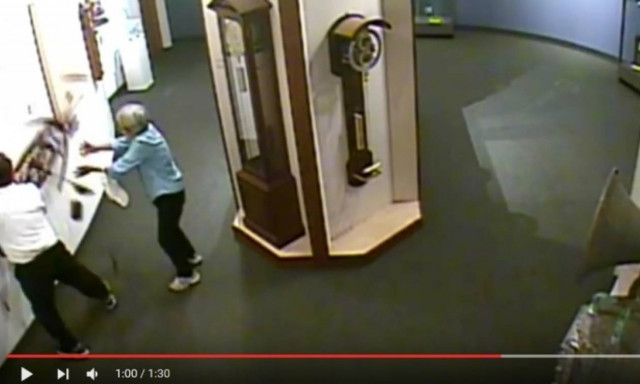 «Μην αγγίζετε τα εκθέματα!» - Έσπασαν μοναδικό έκθεμα και το μουσείο τους εξέθεσε σε βίντεο