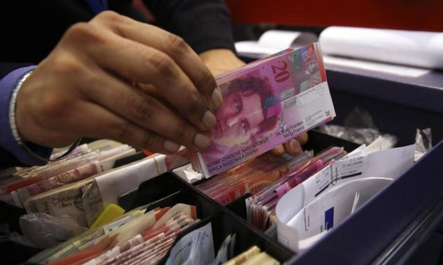 Για το μηνιαίο επίδομα 2.260 ευρώ προς όλους προσέρχονται σήμερα στις κάλπες οι Ελβετοί (Vid)