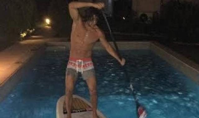 Ο Σπαλιάρας κάνει κουπί στην πισίνα και «τρώει» κράξιμο