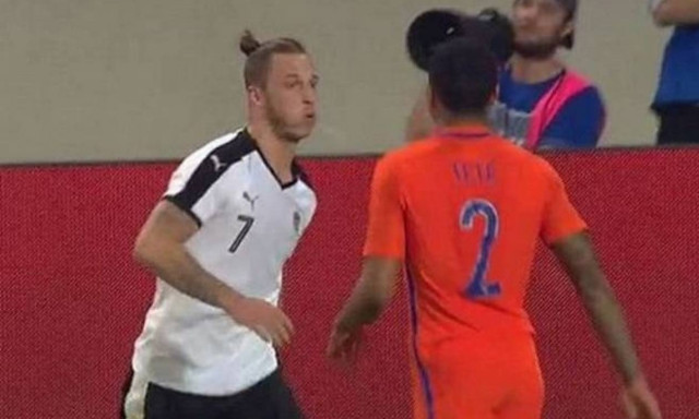 Euro 2016: Έφτυσε αντίπαλο μπροστά στα μάτια του και δεν τον απέβαλλε! (video)