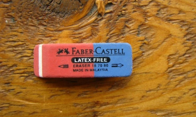 Καταρρίφθηκε παιδικός μύθος: Δείτε σε τι χρησιμεύει το μπλε μέρος της γόμας!