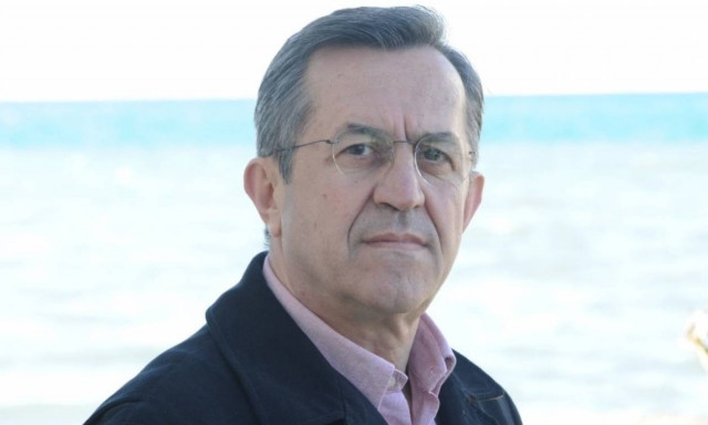 Νίκο, η πέτρα, το σίδερο, το ατσάλι δεν αντέχουν. Ο πατέρας αντέχει...