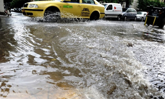Πλημμύρες και καταστροφές από το ξαφνικό μπουρίνι που έπληξε την Αττική (vid)