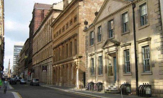 Σάλος στο κέντρο της πόλης: Κρεμόταν με το στρινγκ έξω από το παράθυρο τρίτου ορόφου! (photo)