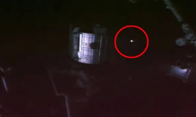 Τρομακτικό βίντεο από το Διεθνή Διαστημικό Σταθμό: Φλεγόμενο UFO κατευθύνεται προς τη Γη;