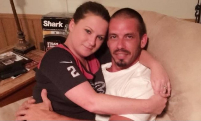 Σάλος: Παραιτήθηκε από τη δουλειά για να θηλάζει τον... 36χρονο σύντροφό της!