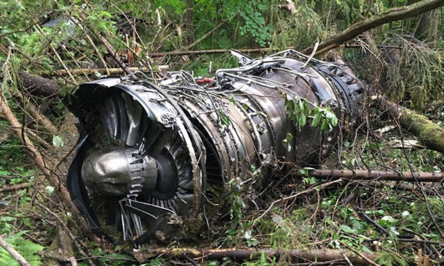 Οι πρώτες εικόνες από το σημείο συντριβής μαχητικού αεροσκάφους στη Ρωσία (Vid)