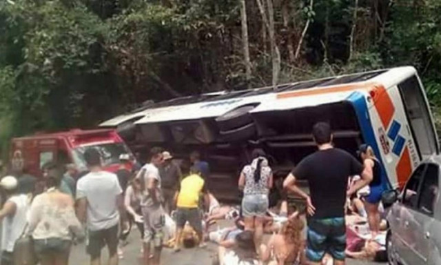 Τραγωδία στη Βραζιλία: Τουλάχιστον 15 νεκροί από ανατροπή λεωφορείου