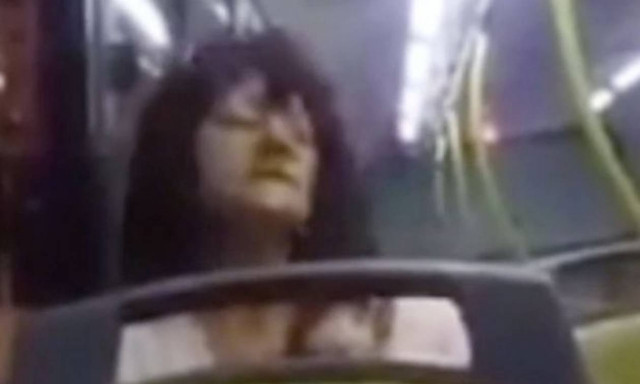 Δαιμονισμένη σκορπά τον τρόμο: Κάνει κύκλους το κεφάλι της και ουρλιάζει με φωνή... Σατανά! (video)