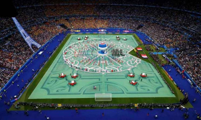 Euro 2016: Σκουπίδια, απεργίες και τρομοκρατία με φόντο τον πύργο του Άιφελ (pics)