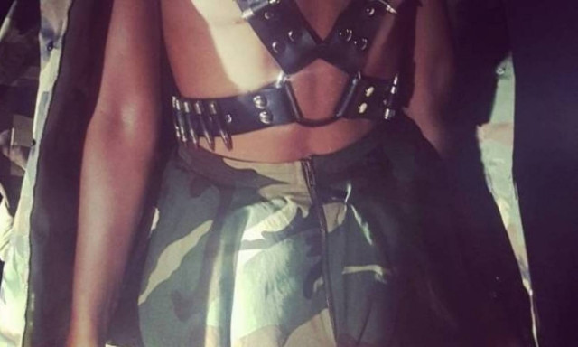 Στικούδη λυπήσου μας: Με φυσίγγια στα επίμαχα «ξυπνάει» αδιανόητες φαντασιώσεις! (photos)