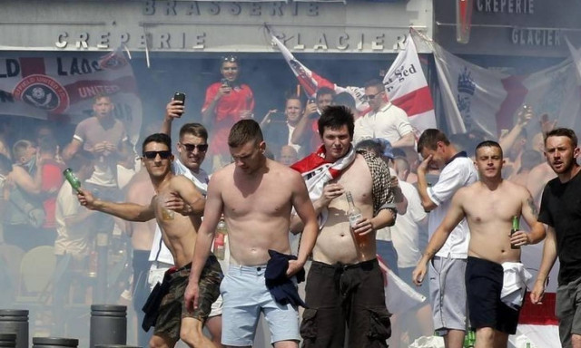 Euro 2016: Ο απόλυτος χαμός στη Μασσαλία - Σύγκρουση Άγγλων χούλιγκαν με Ρώσους (photo-video)