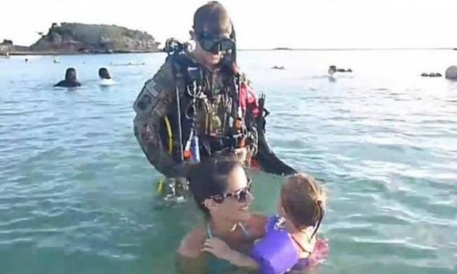 Αυτή είναι έκπληξη: Ο μπαμπάς επέστρεψε ...δια θαλάσσης