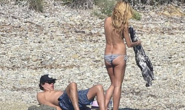 Δεν άφησε τίποτα στη φαντασία μας: Η 43χρονη σταρ απαθανατίστηκε topless στην παραλία