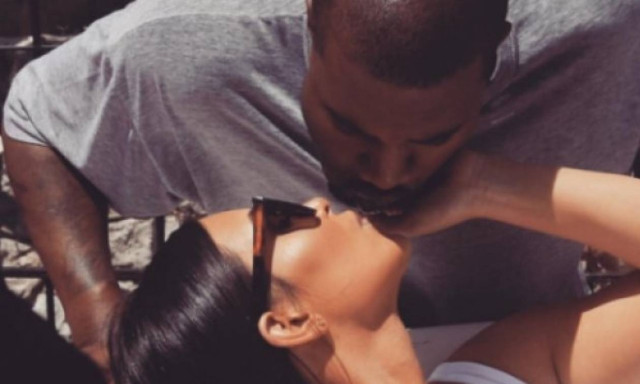 Kim Kardashian: Ποζάρει μόνο με το μαγιό της και βάζει «φωτιά» στο Instagram