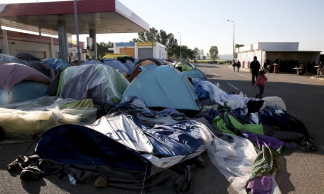 Refugees from Syria and Iraq leave voluntarily from the camp at Polykastro