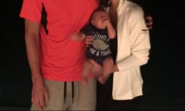 Σαράντα μία ημέρες μετά τη γέννηση του γιου τους φωτογραφίζονται οικογενειακώς!