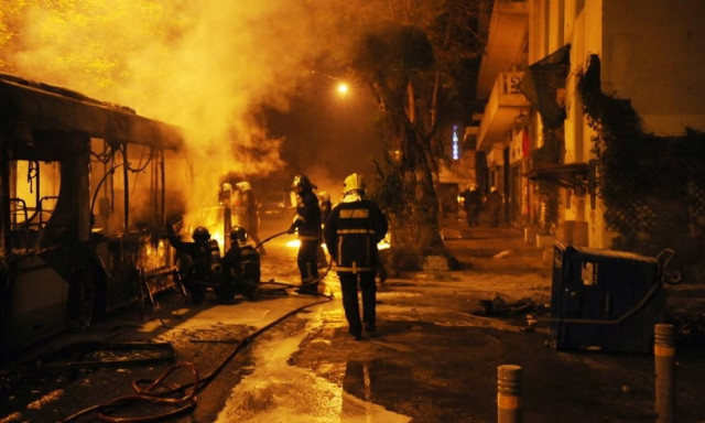 Συμπλοκές με μολότοφ στο Πολυτεχνείο και νέα φωτιά σε λεωφορείο και τρόλεϊ