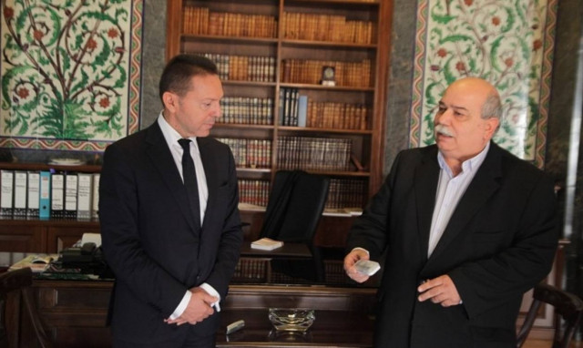 Ο Στουρνάρας παρέδωσε στο Βούτση την έκθεση για τη νομισματική πολιτική