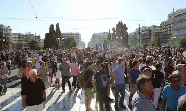 Κίνημα «Παραιτηθείτε»: Ένταση στο Σύνταγμα
