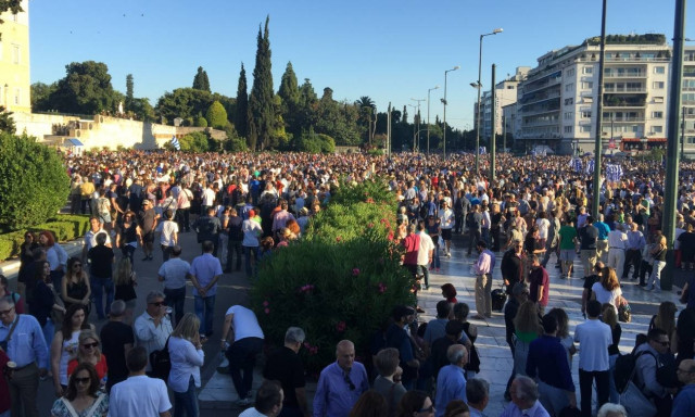 Χιλιάδες διαδηλωτές βροντοφώναξαν στην κυβέρνηση: «Παραιτηθείτε»!