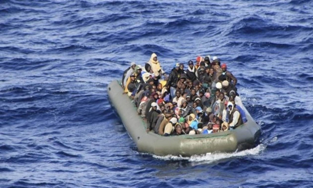 Ολλανδικό πλοίο διέσωσε 200 μετανάστες από μισοβυθισμένο πλοιάριο στη Μεσόγειο