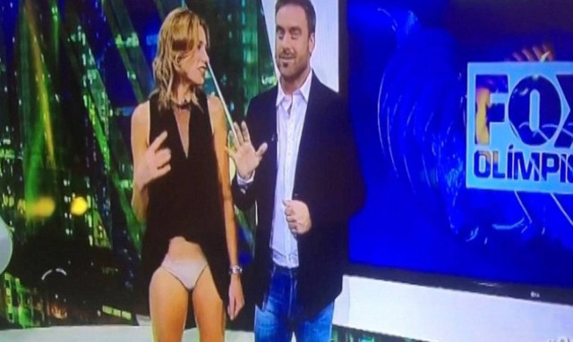 Χαμός στον αέρα: Πανέμορφη παρουσιάστρια αποκάλυψε ζωντανά το… εσώρουχό της! (video)