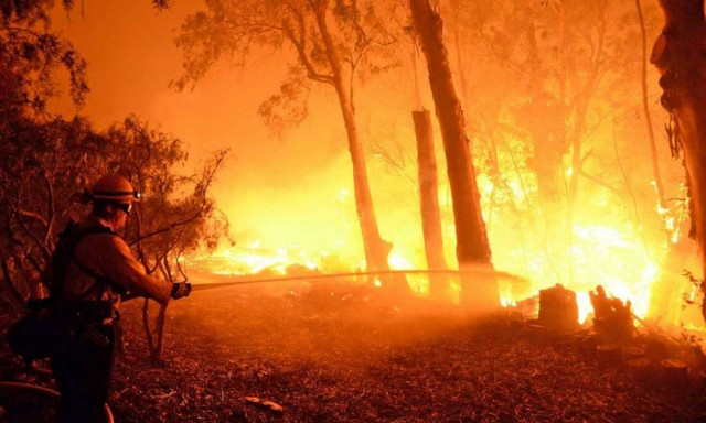 ΗΠΑ: Ανεξέλεγκτες πυρκαγιές στην Καλιφόρνια απειλούν σπίτια (pics)