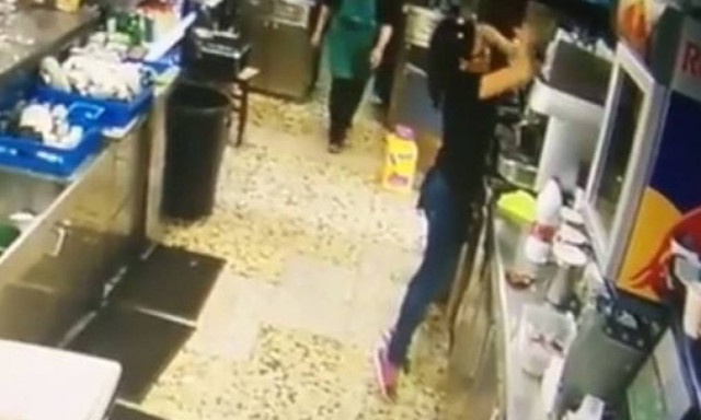 Τα απίστευτα αντανακλαστικά σερβιτόρας που έχουν γίνει viral! (video)