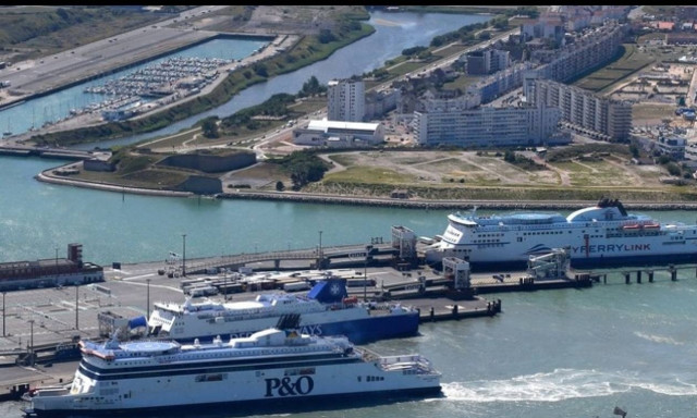 Έκλεισε το λιμάνι του Καλαί λόγω μεταναστών που κολυμπούσαν προς τις αποβάθρες