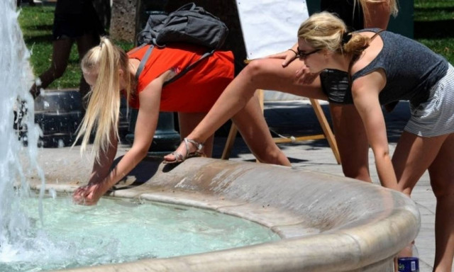 Καιρός - Καύσωνας: Οδηγίες προστασίας για να επιβιώσετε στις υψηλές θερμοκρασίες