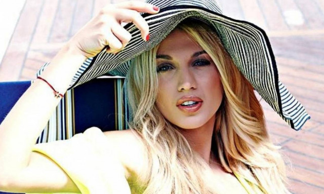 Τσουνάμι στην… πισίνα με το μαγιό της Σπυροπούλου! (pics)