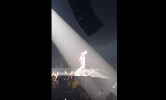 Η επική τούμπα του Justin Bieber σε συναυλία του στον Καναδά! (vid)