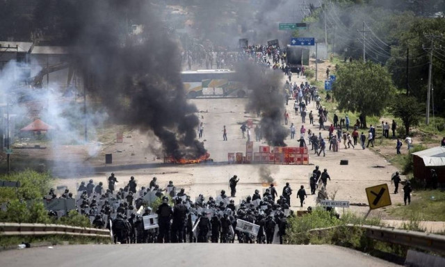 Mexico teachers protest: Six killed in Oaxaca clashes